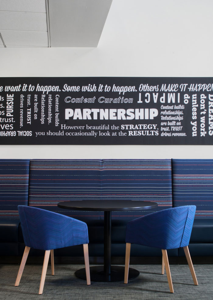 營銷策劃公司辦公室交流區(qū)域裝修設計效果圖