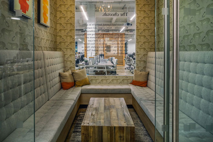 時尚辦公空間休息區(qū)裝修設(shè)計效果圖