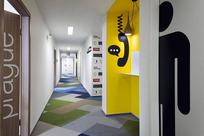 IT培訓機構辦公室過道裝修設計效果圖