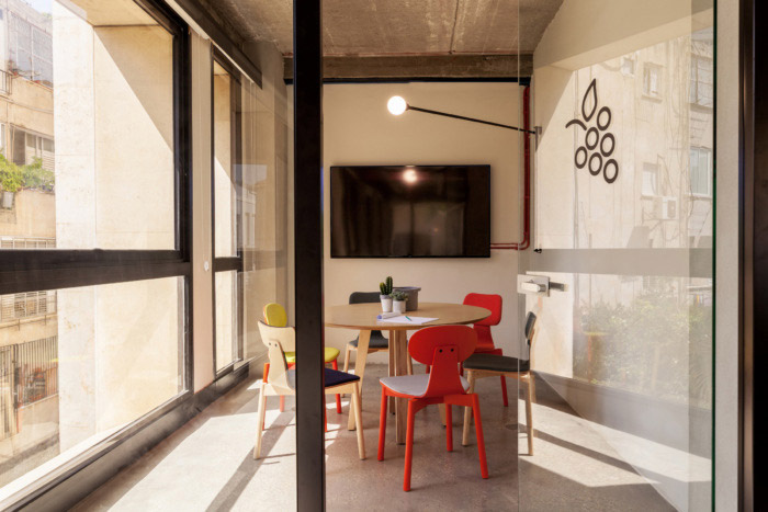 綠色辦公室接待區裝修效果圖